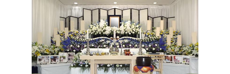 家族葬に適した花祭壇。低価格でリーズナブルなお値段です